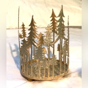 Shiny gold Christmas tree candle holder + white pillar candle